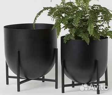 Металлическое кашпо на подставке горшок