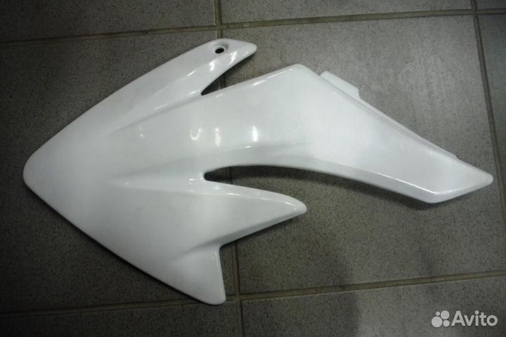 Обтекатель бензобака левый cross 125