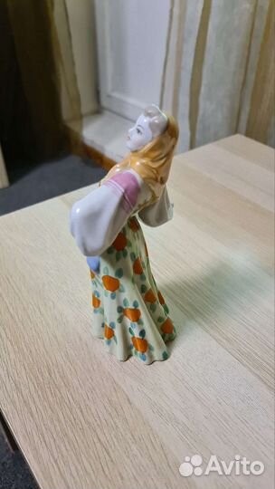 Статуэтка фарфор
