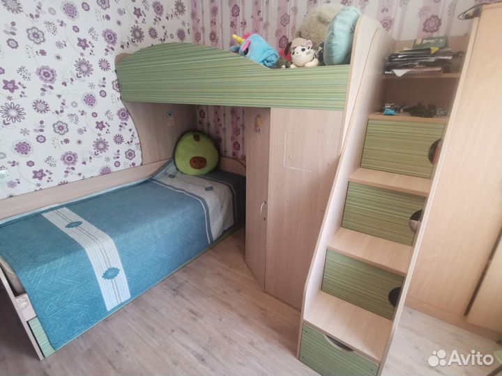 Двухъярусная кровать бу с шкафом и матрасом
