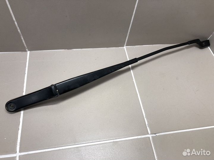 Поводок стеклоочистителя правый VW Passat B6 B7
