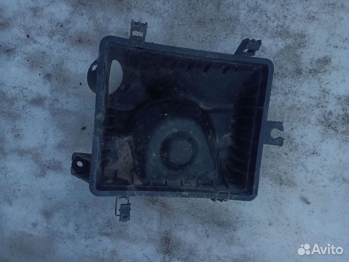 Корпус воздушного фильтра низ Daewoo Leganza