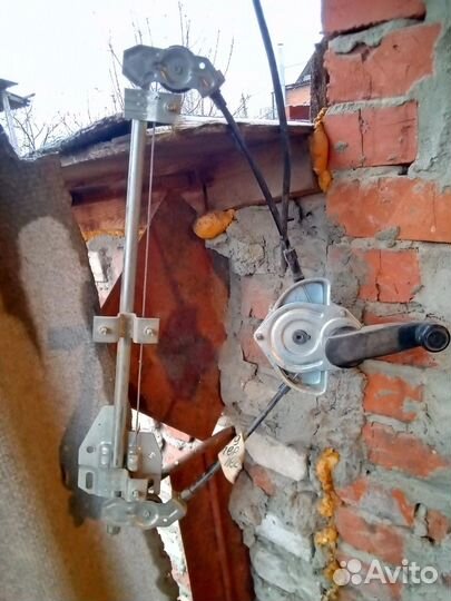 Стеклоподъемник передний левый 2109