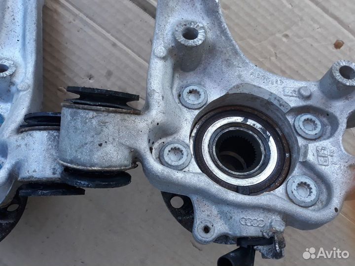 Кулак задний левый правый Audi A8 D3