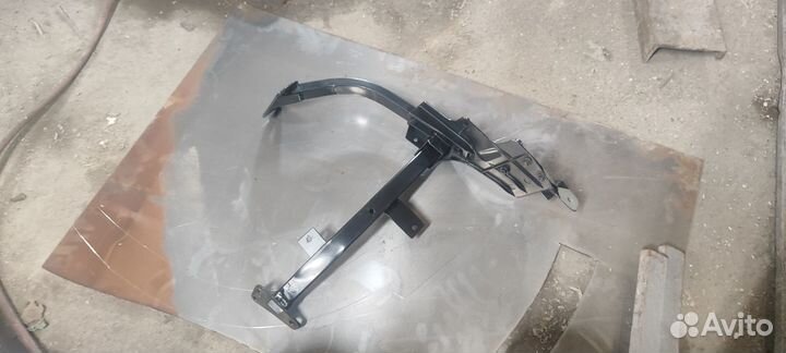 Кронштейн крыла Audi A8 2010 -2017 левый