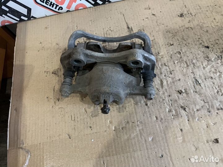 Суппорт передний правый Nissan Bluebird Sylphy