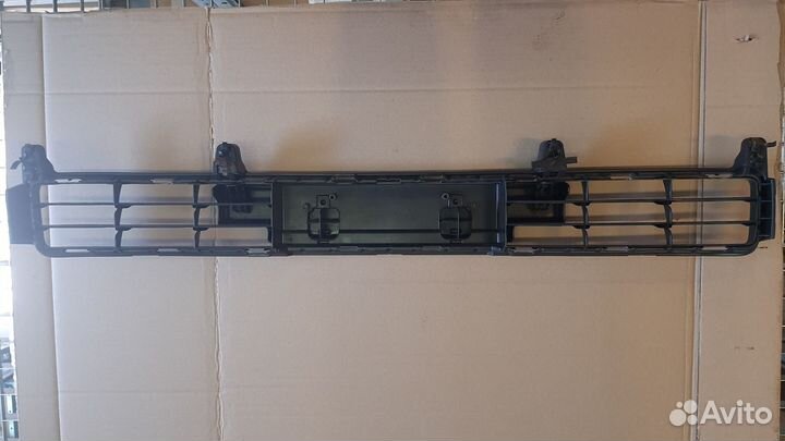 Решетка радиатора нижняя с подиумом Land Cruiser