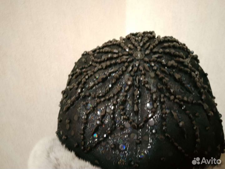 Шапка из натурального меха украшена кристаллами