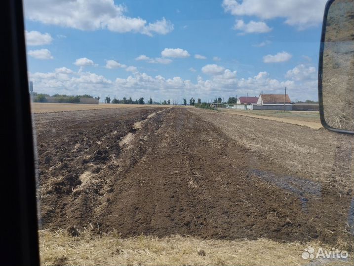 Обработка земли трактором