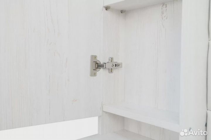 Прихожая с зеркалом и вешалкой