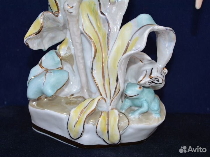 Фарфоровая статуэтка- цапля И лягушка. дулево