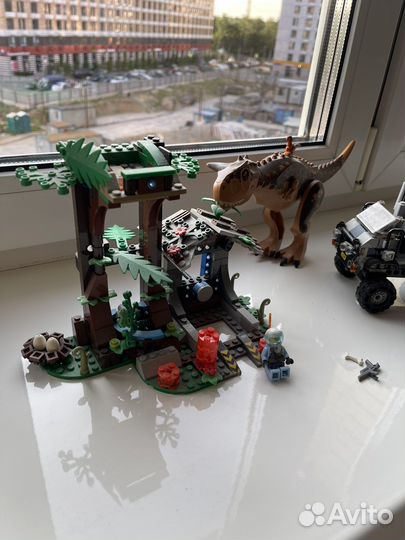 Конструктор 10926 Мир динозавров Побег в