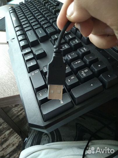 Продаю клавиатуру ей пол года в хорошем состояние