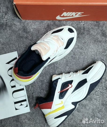 Кроссовки женские