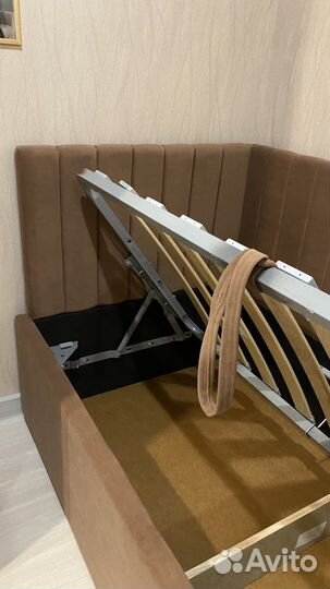 Детская кровать, диван с мягкими спинками