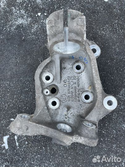 Поворотный кулак передний правый бмв Е87 Е90 Е84