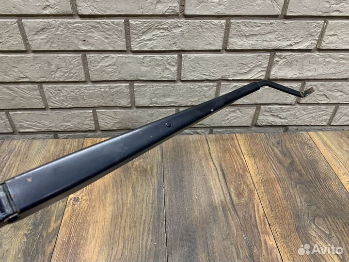 Nissan Tiida Поводок стеклоочистителя передний