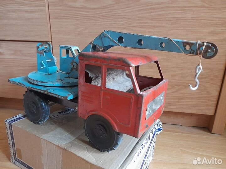 Машинки СССР: подъемный кран змпи и фургончик