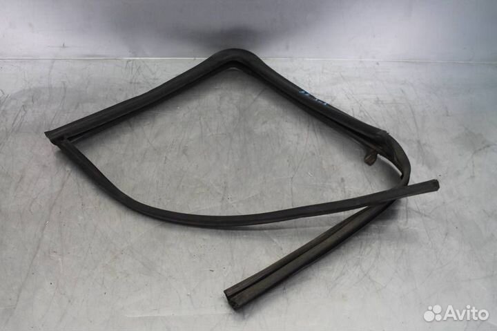 Уплотнитель стекла двери задней левой Nissan Path