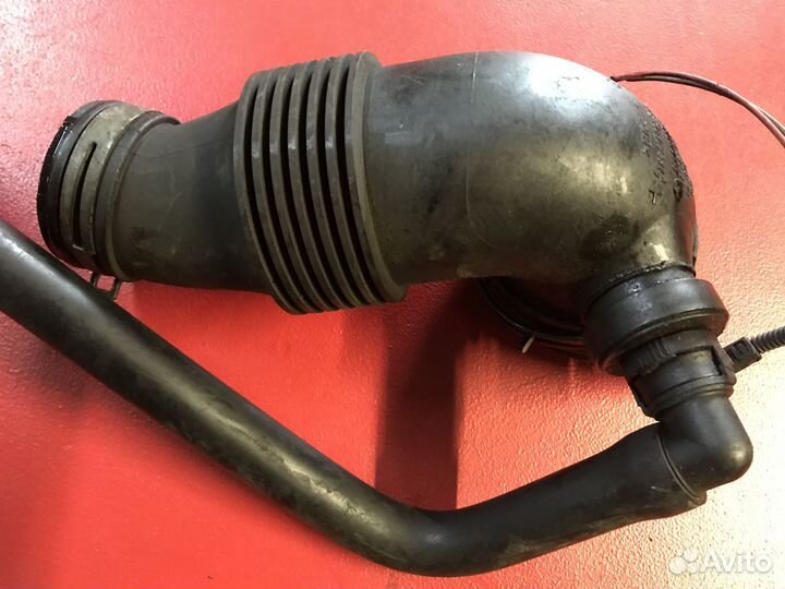 Патрубок воздушного фильтра левый VW Touareg 1