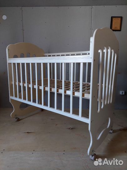 Детская кроватка с маятником