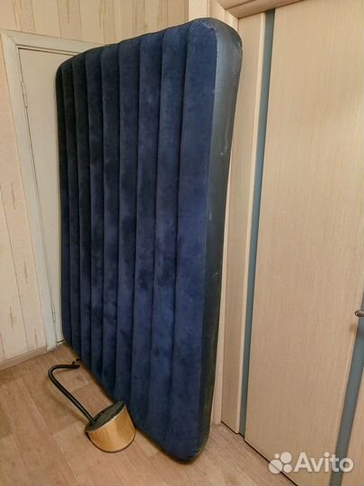 Надувной матрас Intex полутораспальный и насос