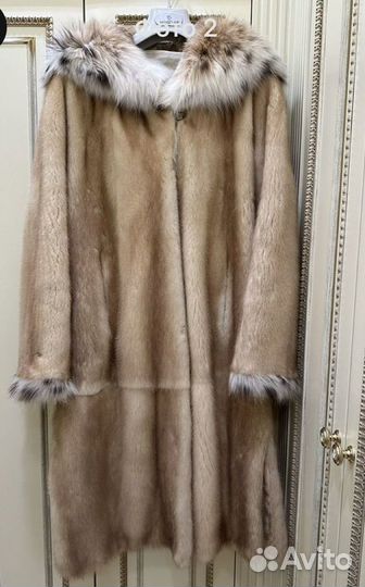 Шуба норковая с капюшоном из рыси