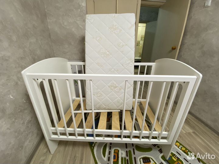 Детская кроватка с маятником