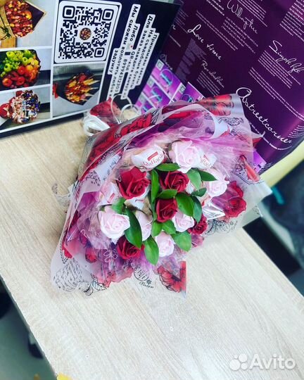 Букет из Raffaello и мыльных роз