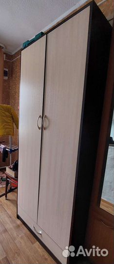 Два шкафа и стол