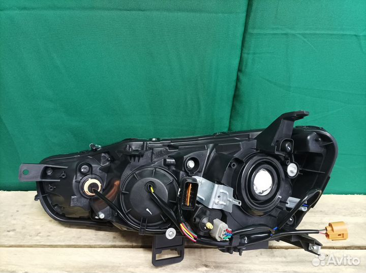 Фара Mitsubishi Outlander