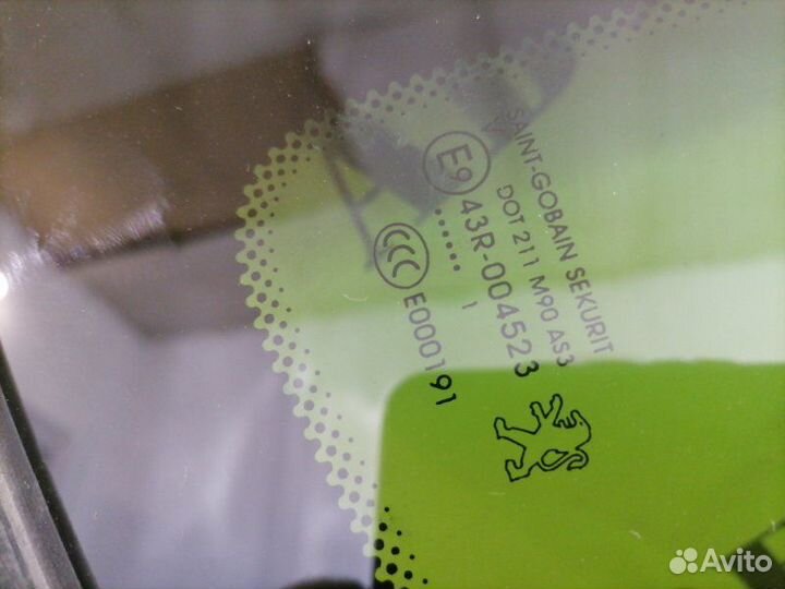 Стекло кузовное глухое заднее левое Peugeot 3008