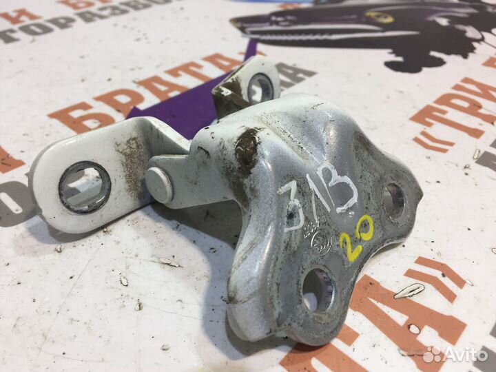 Хендай Солярис Петля верхняя задней двери Лев