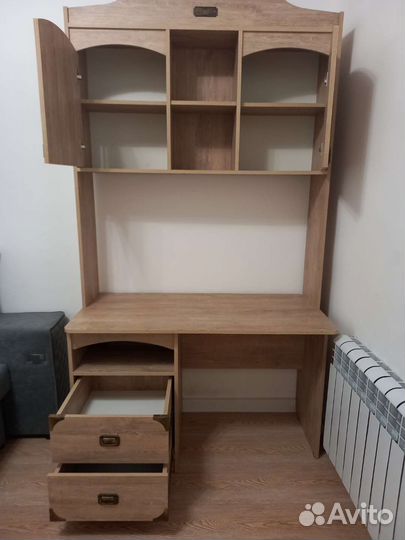 Школьный стол, уголок