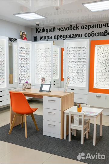 Оптик-консультант в салон оптики 