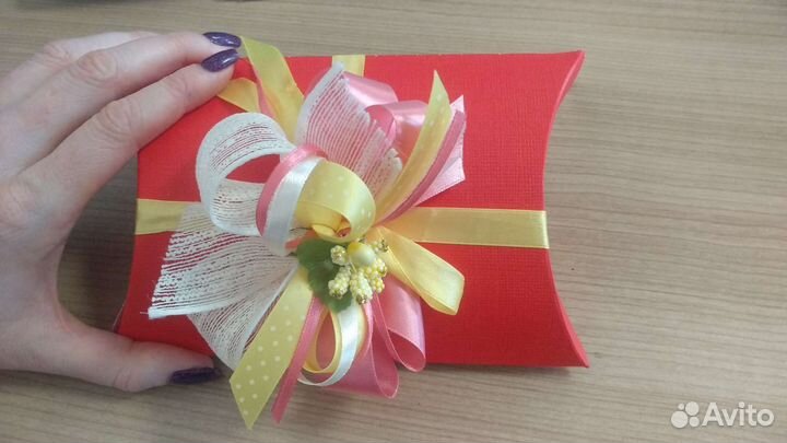 Подарочная коробочка с лентой и цветком