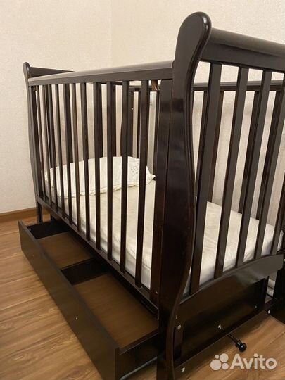 Детская кроватка с маятником и ящиком