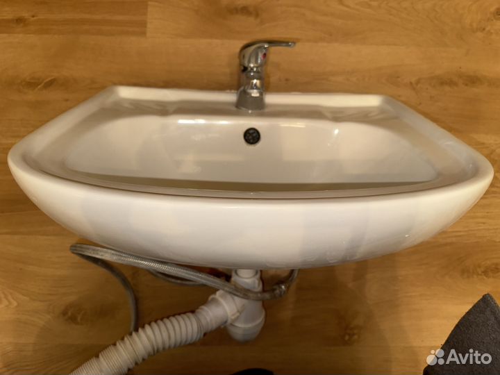 Раковина со смесителем для ванны