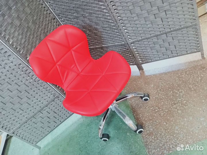 Стул для мастера педикюра, косметолога