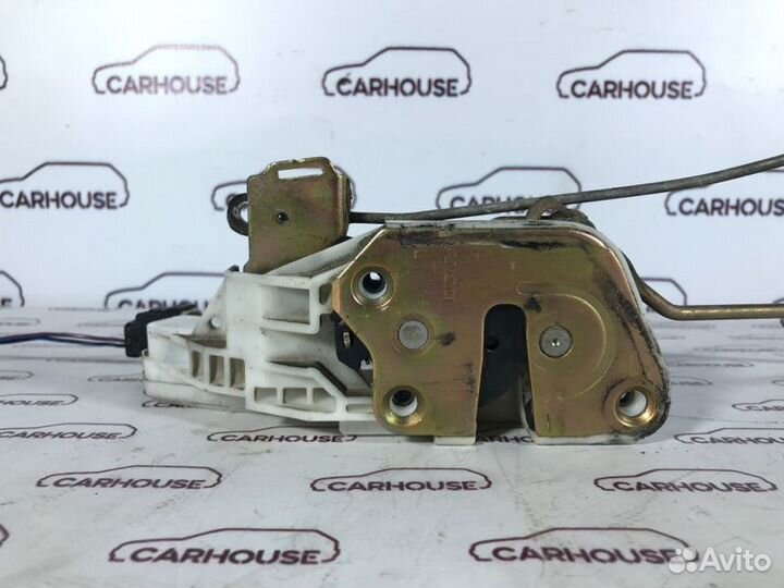 Замок двери передний левый Mitsubishi Chariot 2.4