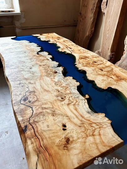 Обеденный стол из слэба с заливкой смолой