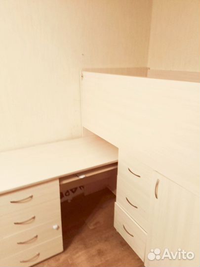 Детская кровать чердак со столом и шкафчиками