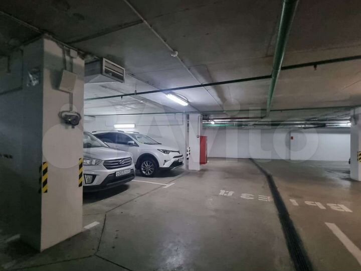 Машиноместо, > 30 м²