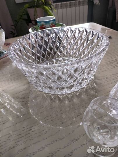 Фарфоровая посуда, хрусталь