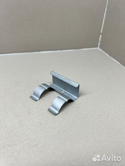 Кронштейн форсунки омывателя Toyota 85272-28030