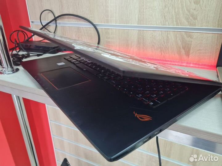 Ноутбук asus Striks