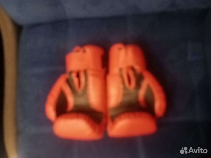 Боксерская груша и боксёрские перчатки