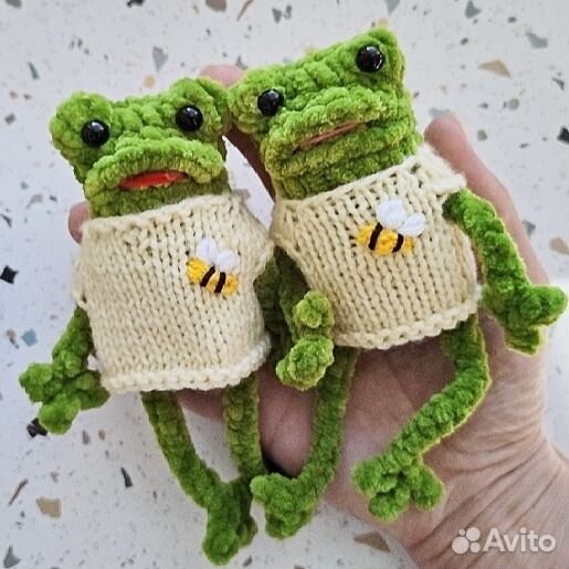 Вязаная игрушка лягушка