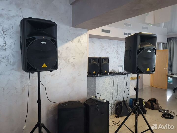 Активная акустическая система behringer B615D