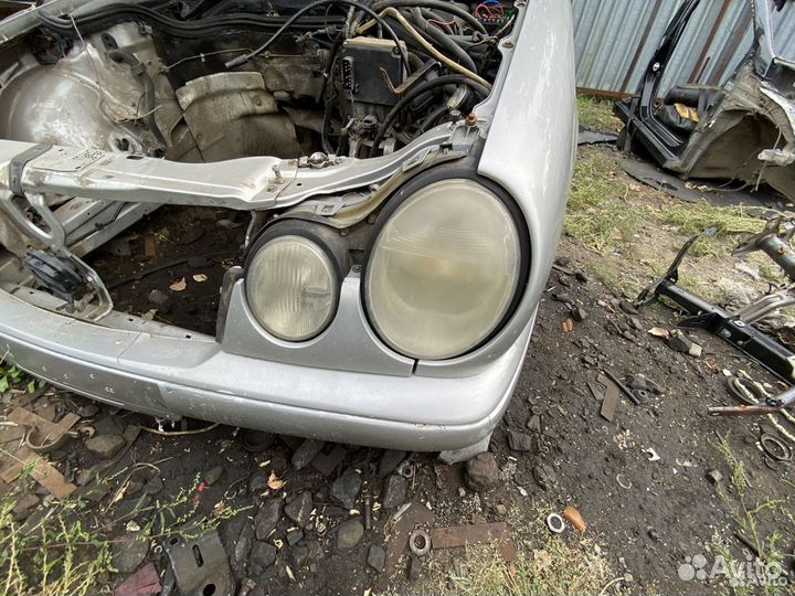 Фара передняя левая Mercedes-Benz W210